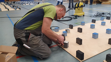 Reparatur Bodenturnfläche Montreal 2026, Kleber aufbringen